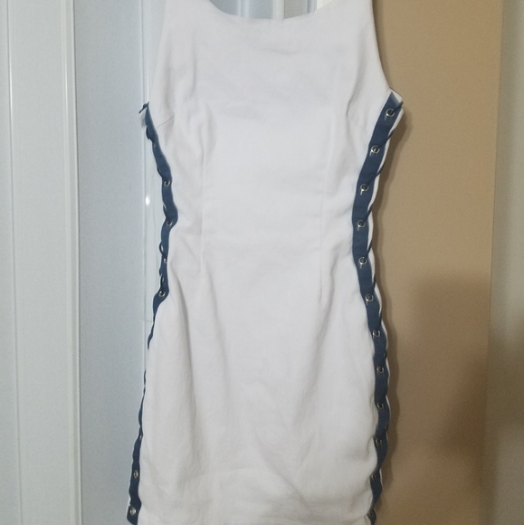 WHITE FASHION NOVA LACE UP DRESS SIZE SMALL - Picture 3 of 4